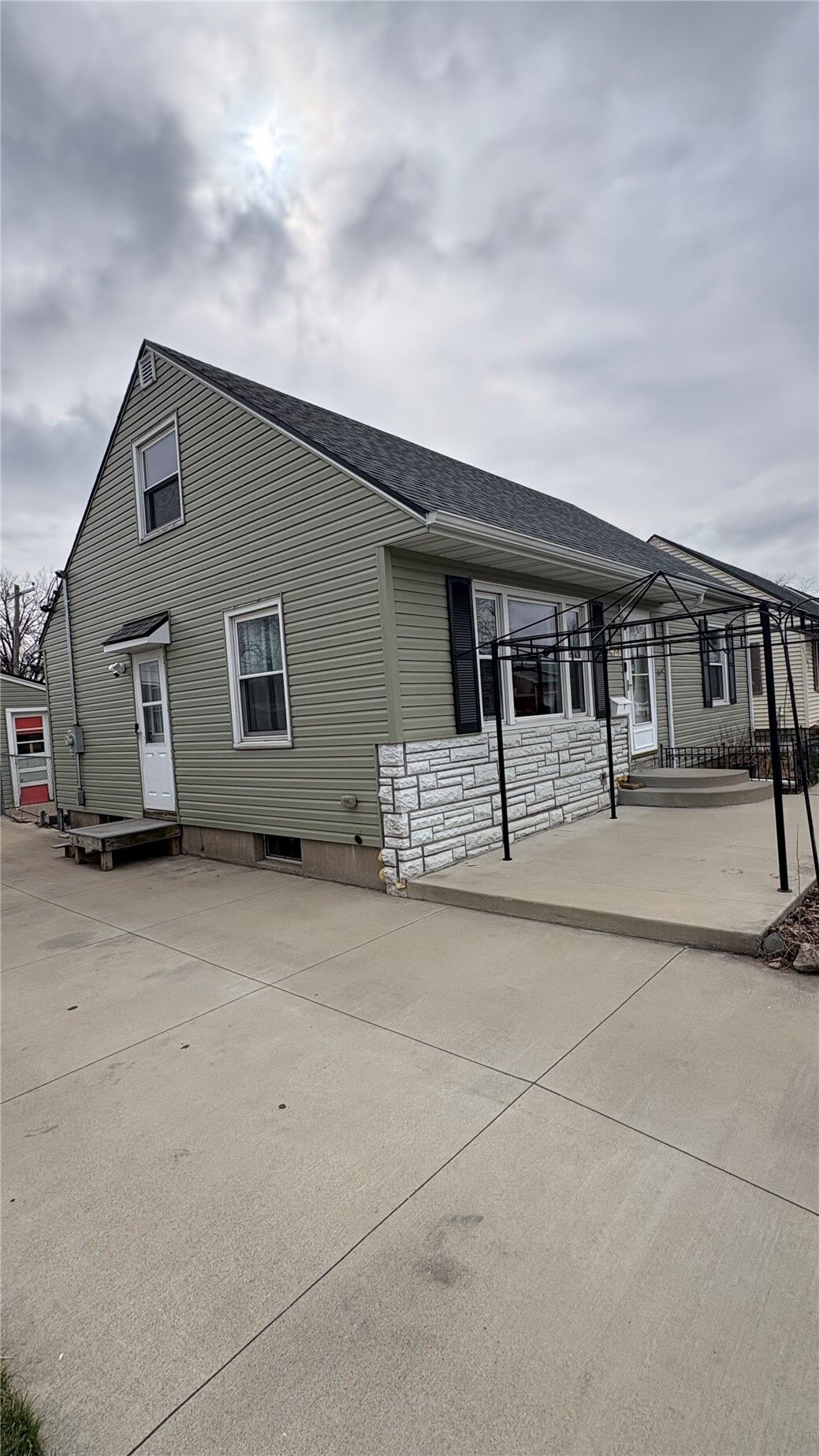 Property Photo:  1421 9th St NW  IA 52405 