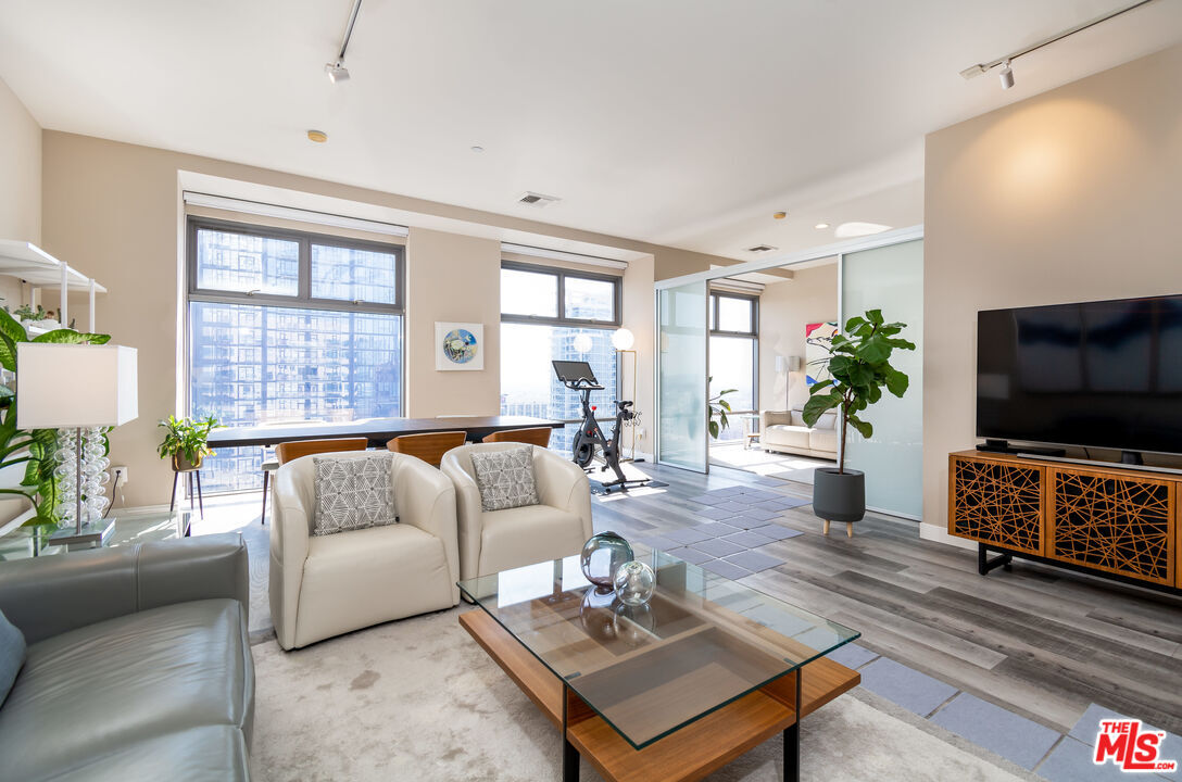 Property Photo:  801 S Grand Ave  CA 90017 