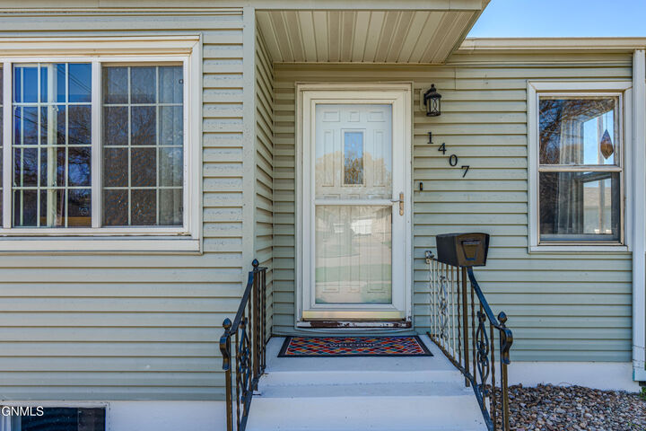 Property Photo:  1407 Thayer Avenue  ND 58501 