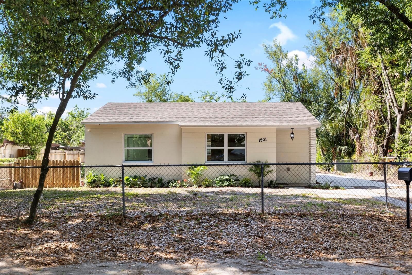 Property Photo: 1901 E Shadowlawn Avenue FL 33610