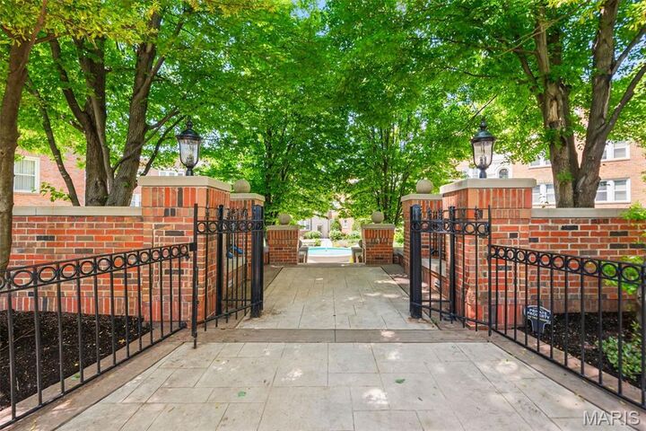 Property Photo:  7741 Kingsbury Boulevard 22  MO 63105 