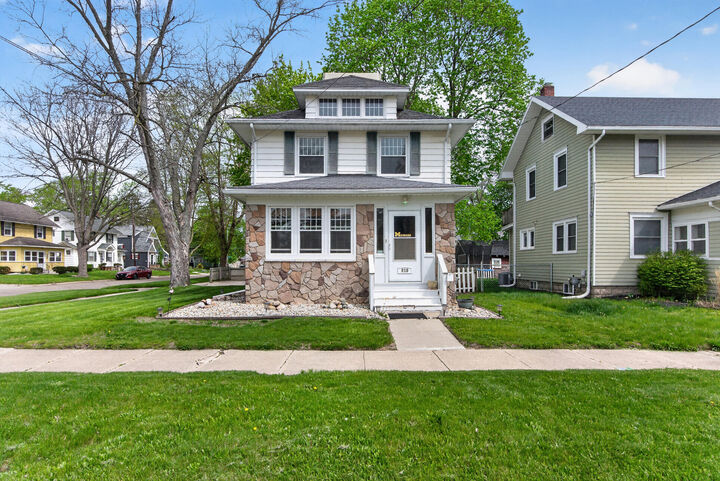 Property Photo:  810 Union Street  MI 49203 