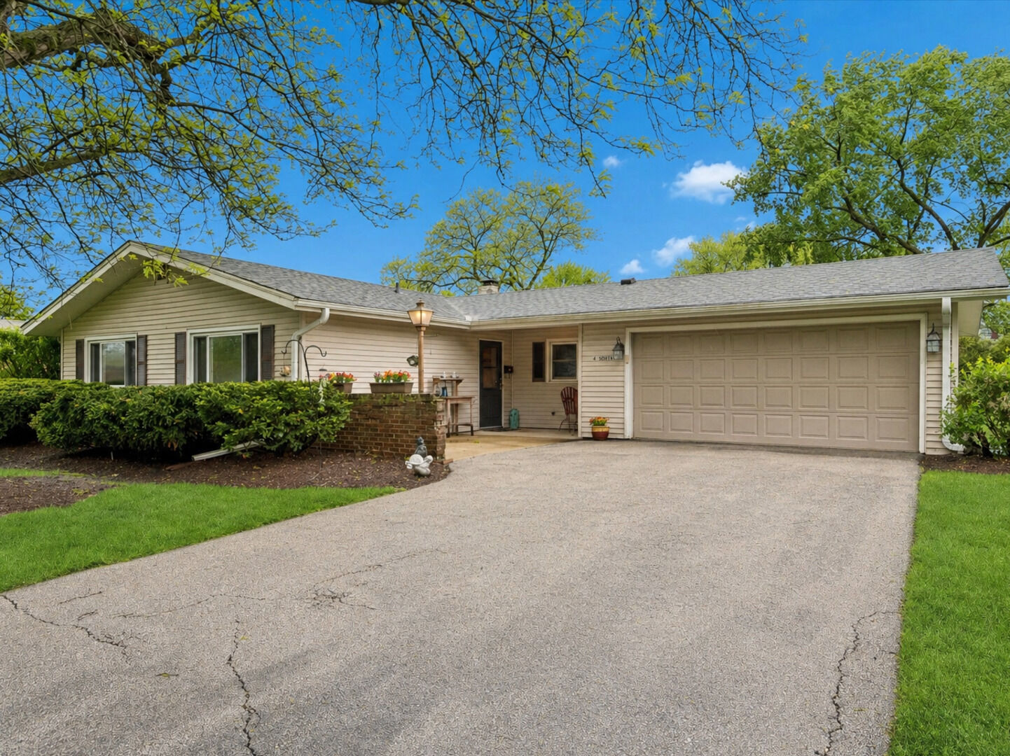 Property Photo:  4 S Cypress Lane  IL 60542 