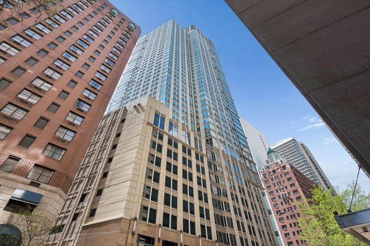 Property Photo:  57 E Delaware Place 1805  IL 60611 