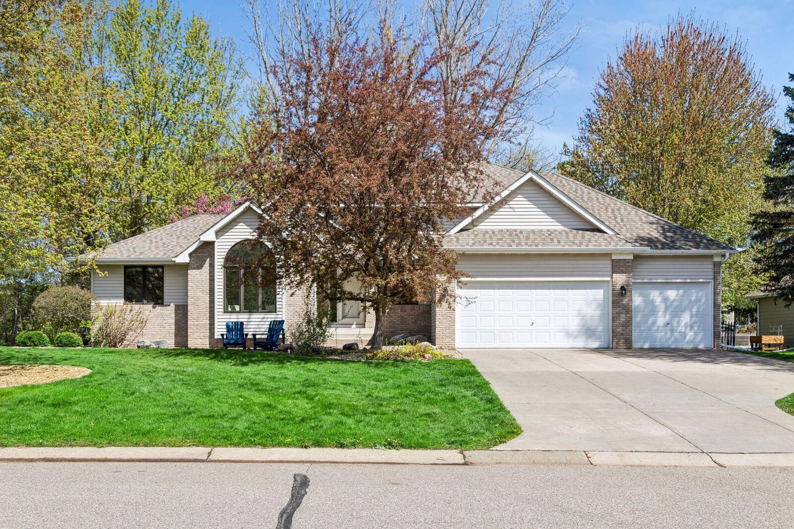 Property Photo:  321 Dunbar Way  MN 55115 