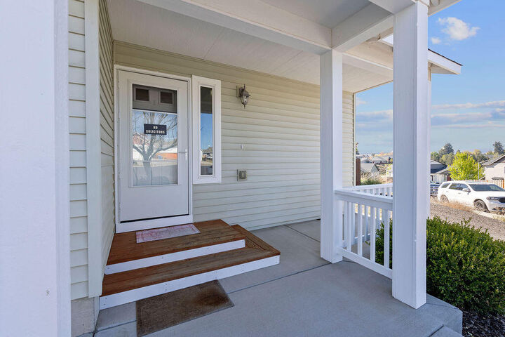 Property Photo:  792 NE Robin Place  OR 97754 
