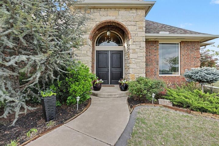 Property Photo:  301 Meadow Lark Lane  OK 73010 