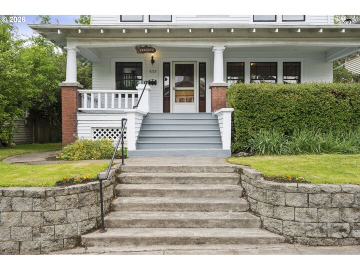 Property Photo:  4723 SE Taylor St  OR 97215 