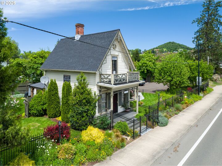 Property Photo:  236 SE Stephens St  OR 97470 