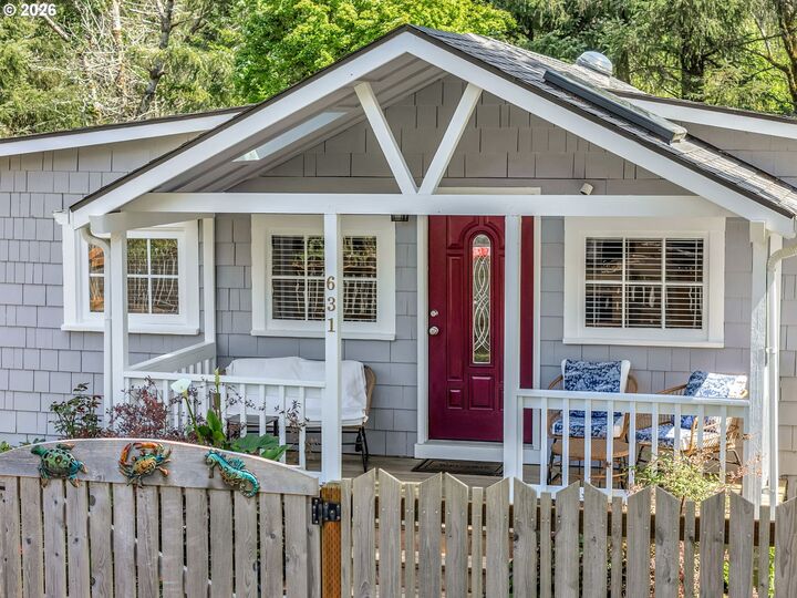 Property Photo:  631 N Larch St  OR 97110 