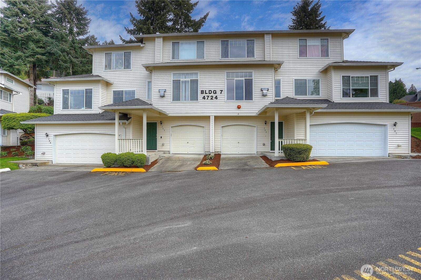 Property Photo:  4724  Mill Pond Drive SE 702  WA 98092 