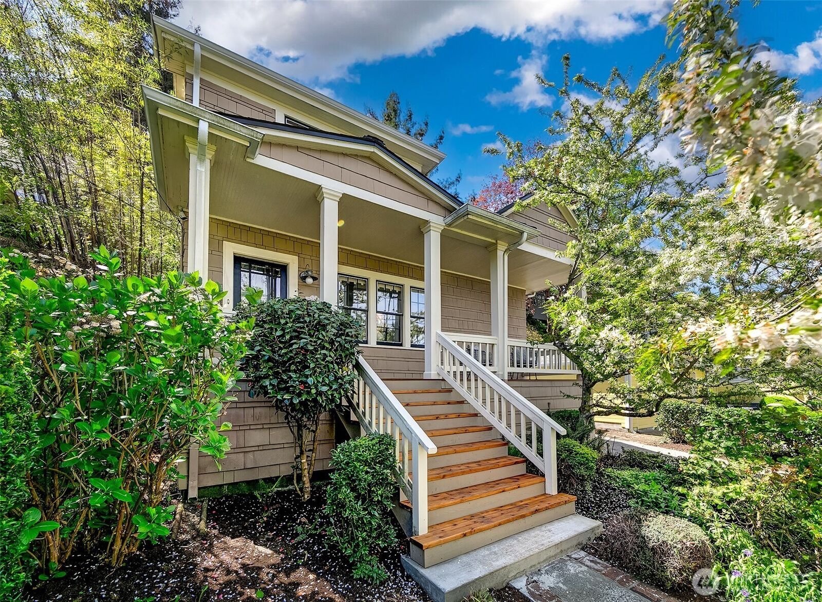 Property Photo:  2127  Boyer Avenue E  WA 98112 