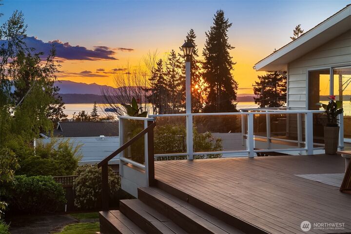 Property Photo:  814  Dayton Street  WA 98020 