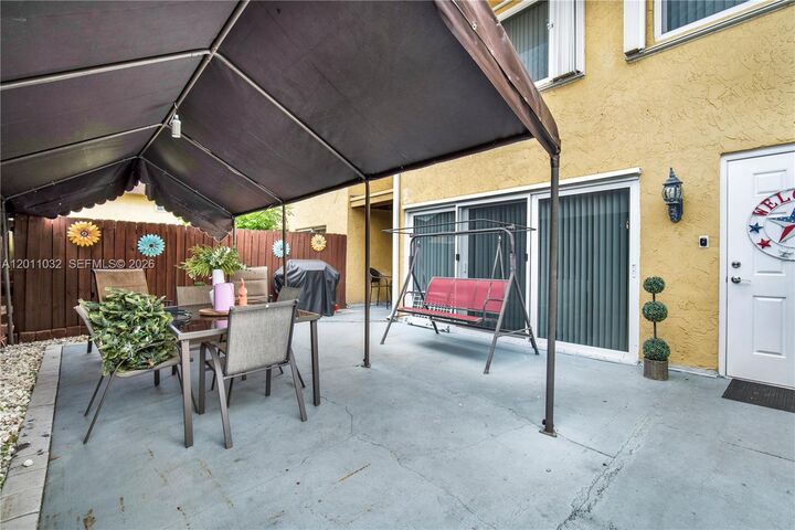 Property Photo: 15460 SW 82nd Ln 403 FL 33193