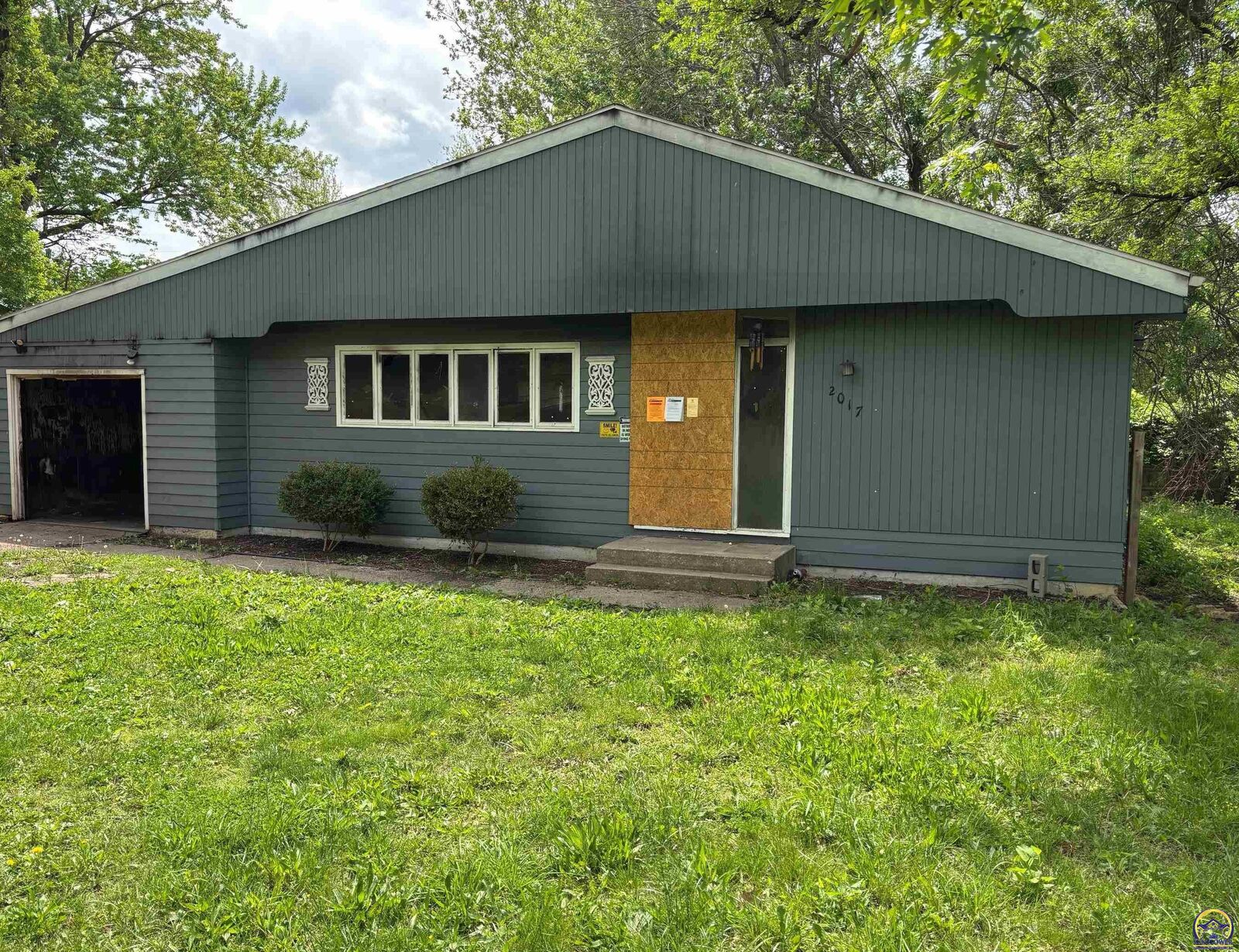 Property Photo:  2017 SW Harp Pl  KS 66611 