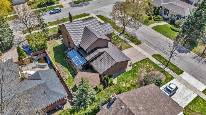 Property Photo: 2 Deer Valley Crescent ON N6J 4K9