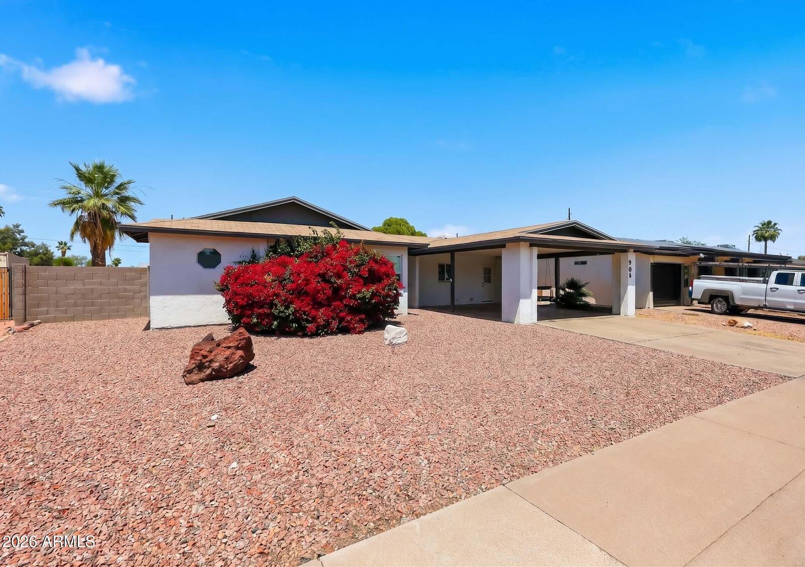 Property Photo: 906 W Saint John Road AZ 85023