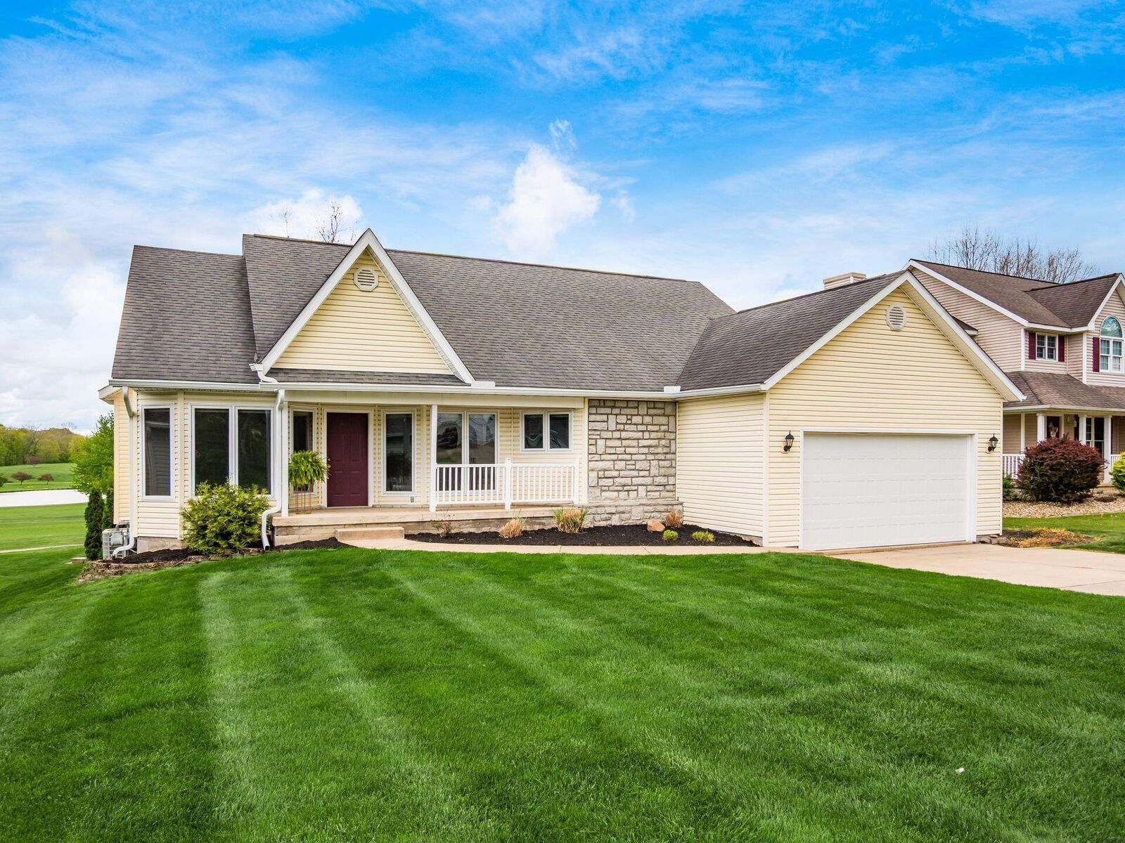 Property Photo: 868 Fairway Drive OH 43028