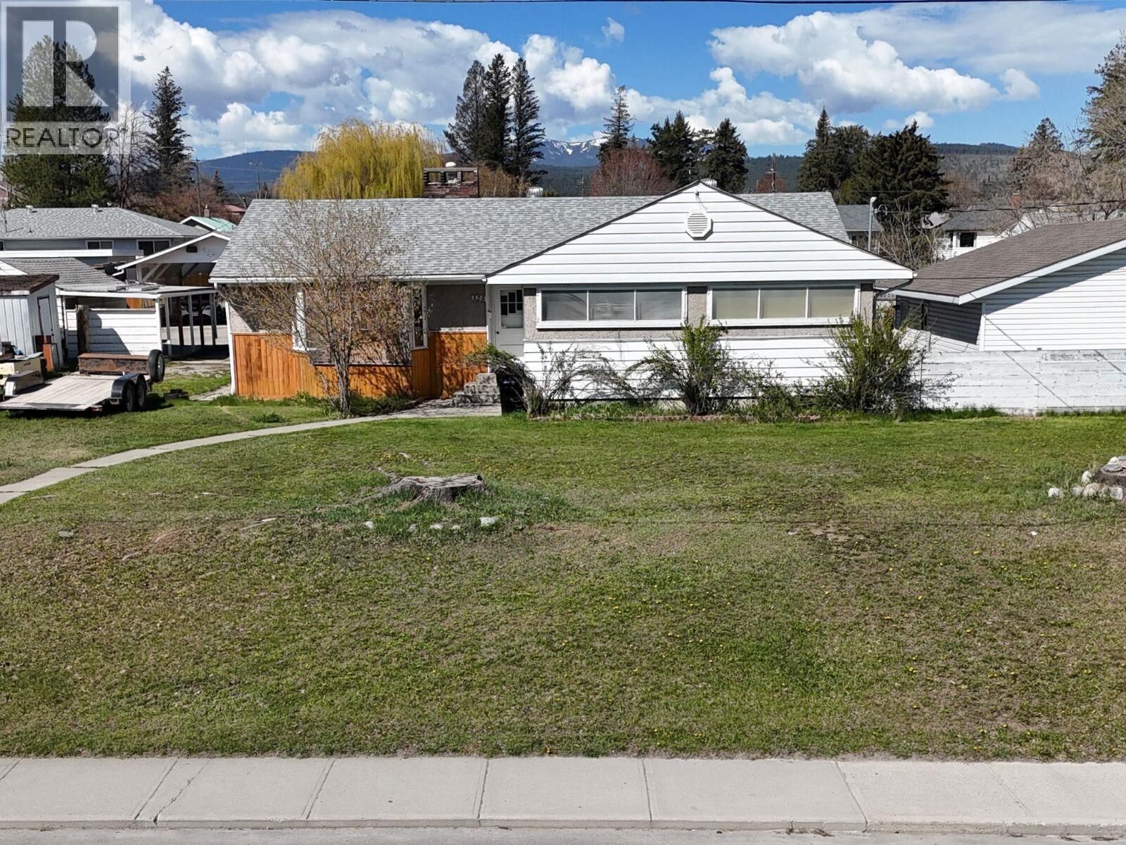 Property Photo: 325 14 Avenue South BC V1C 2X5