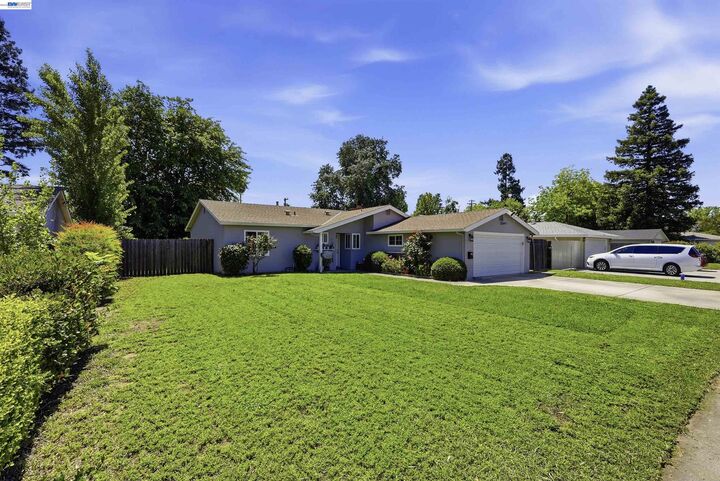 Property Photo:  4546 Freeway Cir  CA 95841 