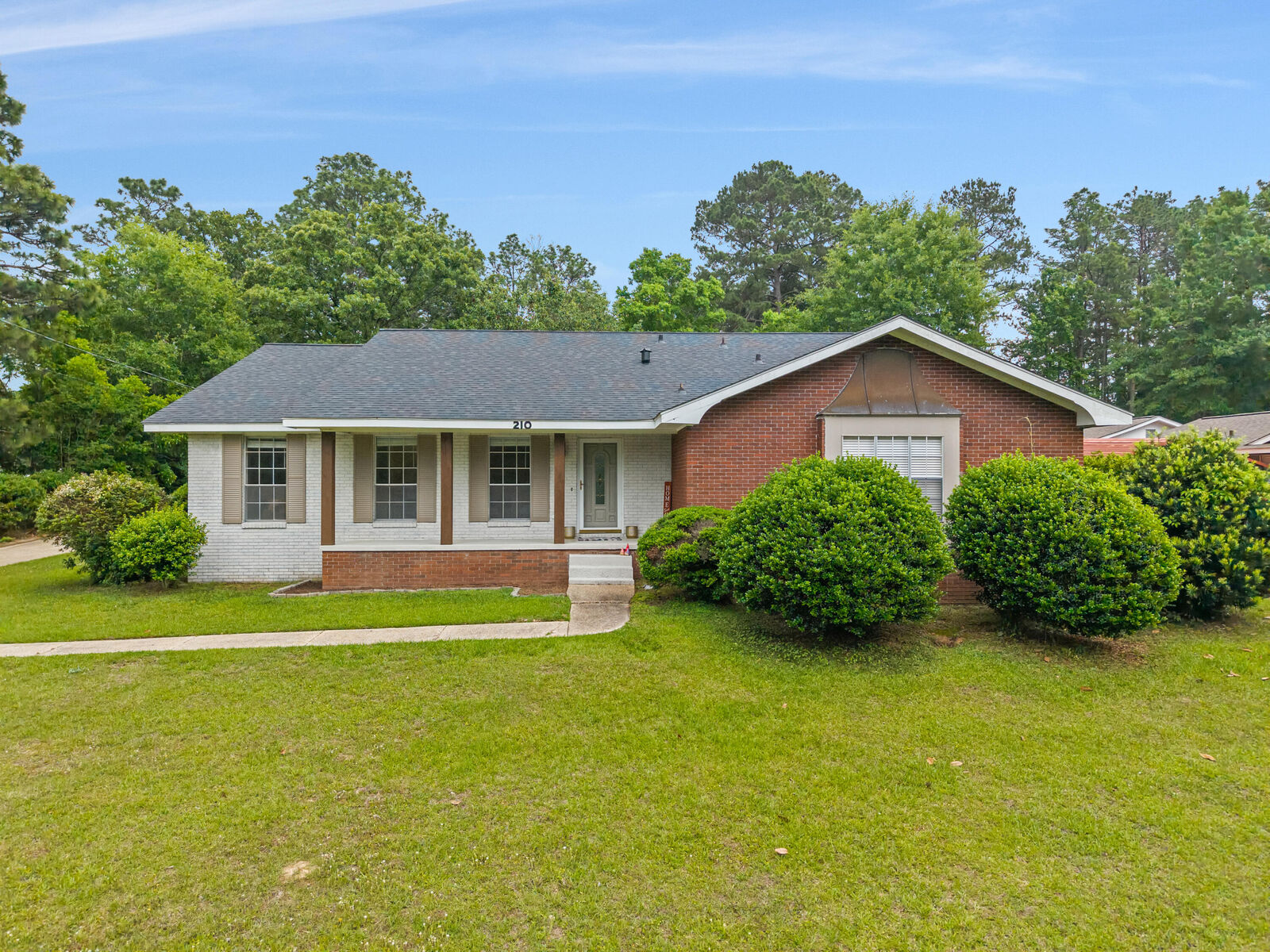 Property Photo:  210 E Lakeside Dr  MS 39402 