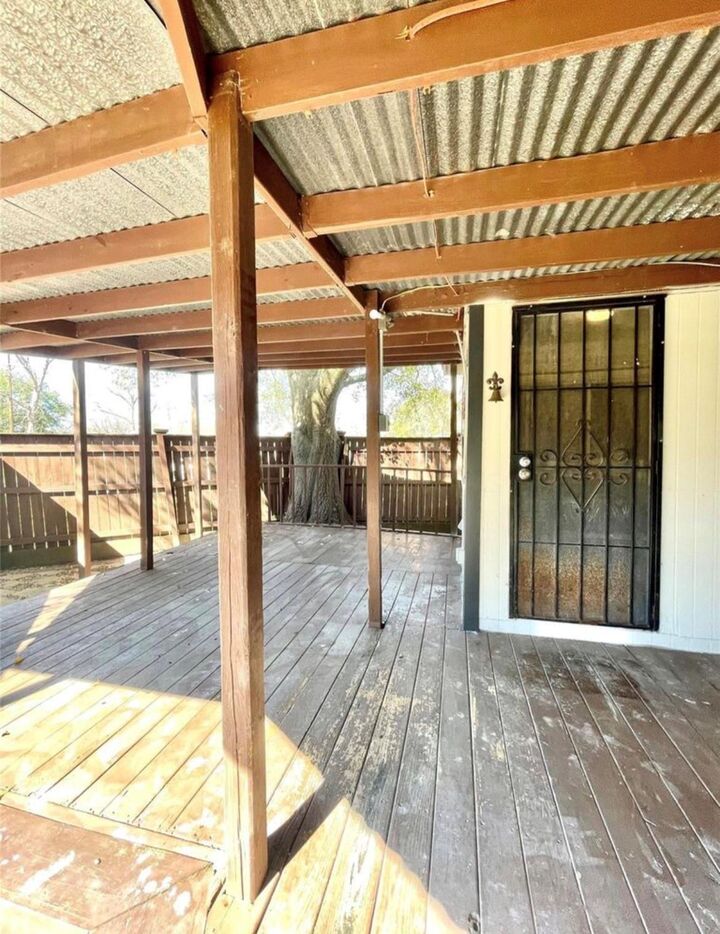 Property Photo: 5220 E Parkway Drive TX 77705