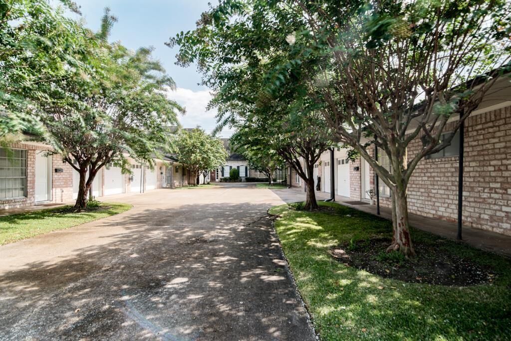 Property Photo:  5629 Winsome Lane  TX 77057 