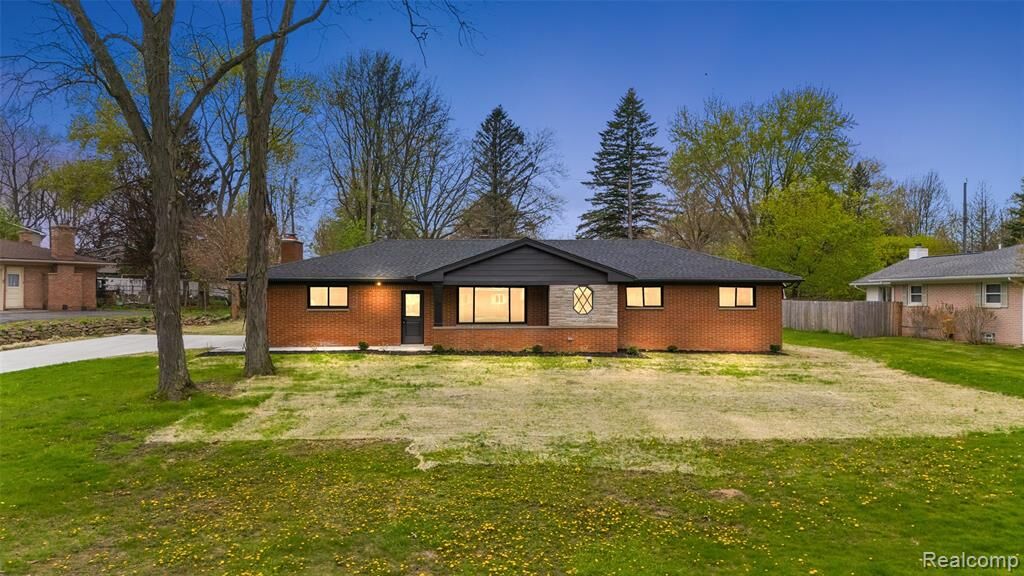 Property Photo:  6141 Paramus  MI 48346 2435 