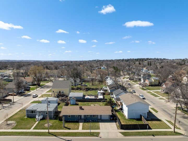 Property Photo: 605 8th St NW ND 58703