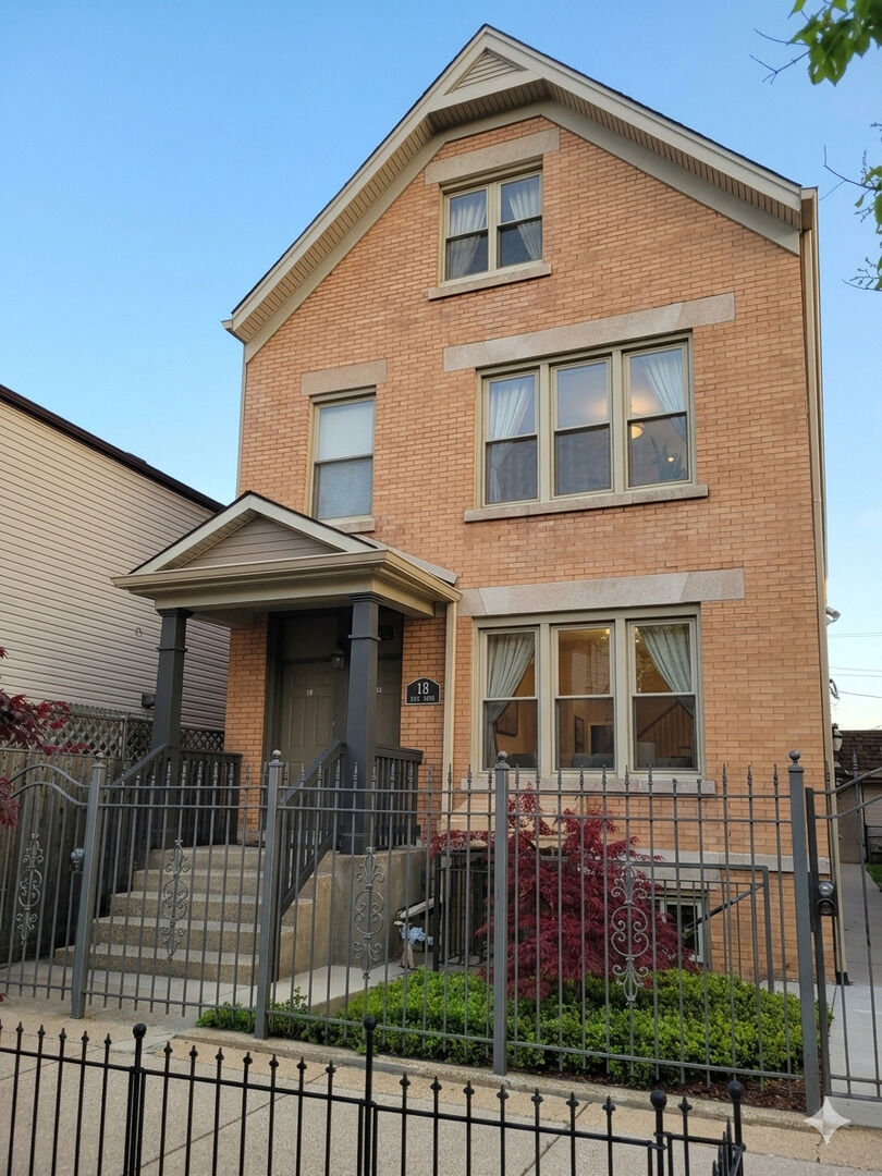 Property Photo:  3648 W George Street G  IL 60618 