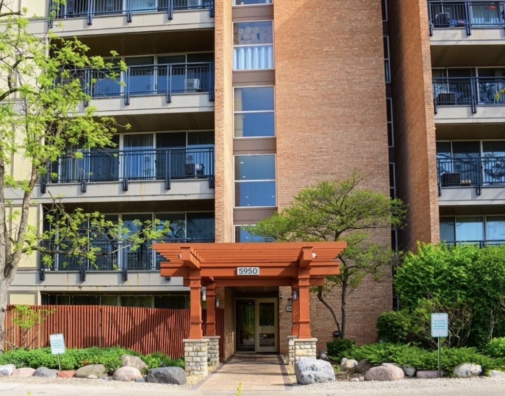 Property Photo:  5950 Oakwood Drive 4A  IL 60532 