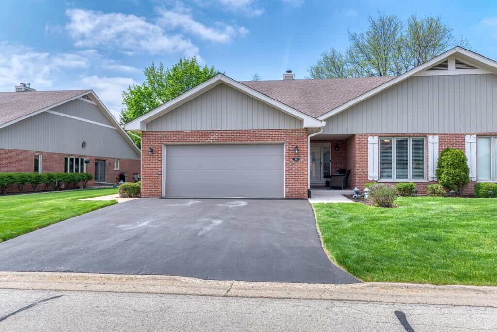 Property Photo:  42 Royal Lane  IL 60108 