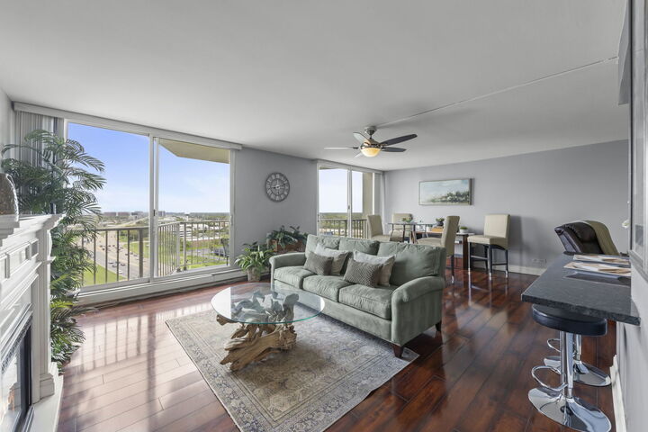 Property Photo:  40 N Tower Road 14L  IL 60523 