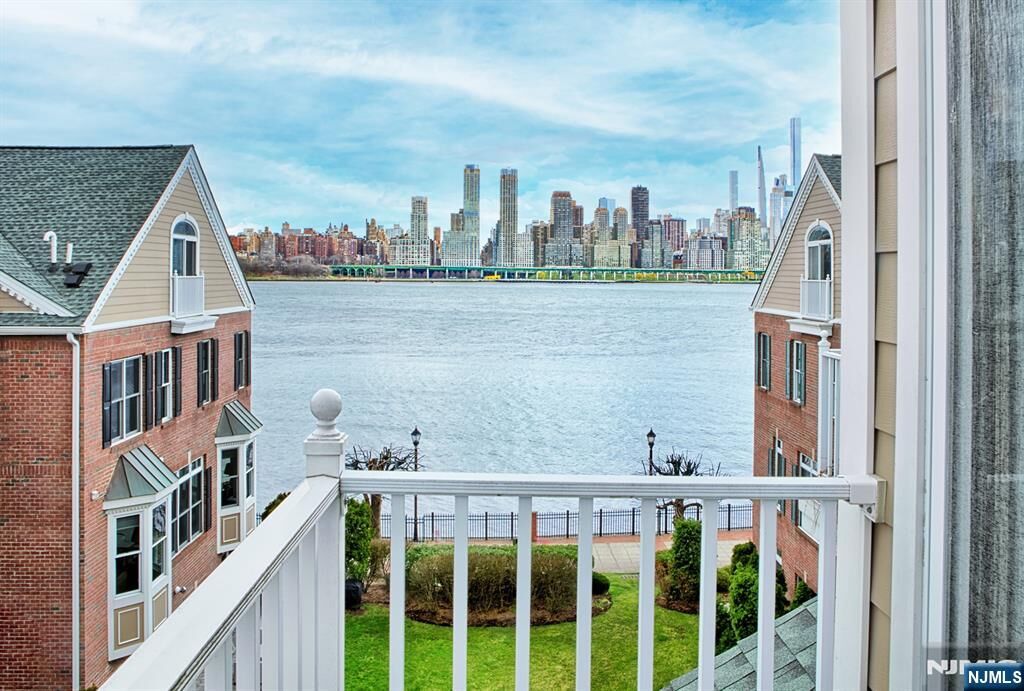 Property Photo:  422 Newburgh Court  NJ 07093 