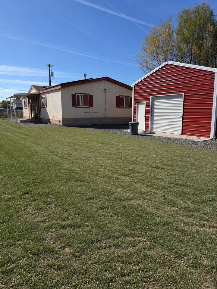Property Photo:  105 N Willow Street  OR 97633 