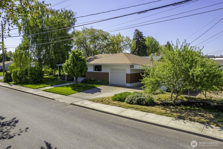 Property Photo:  257  D Street NW  WA 98823 