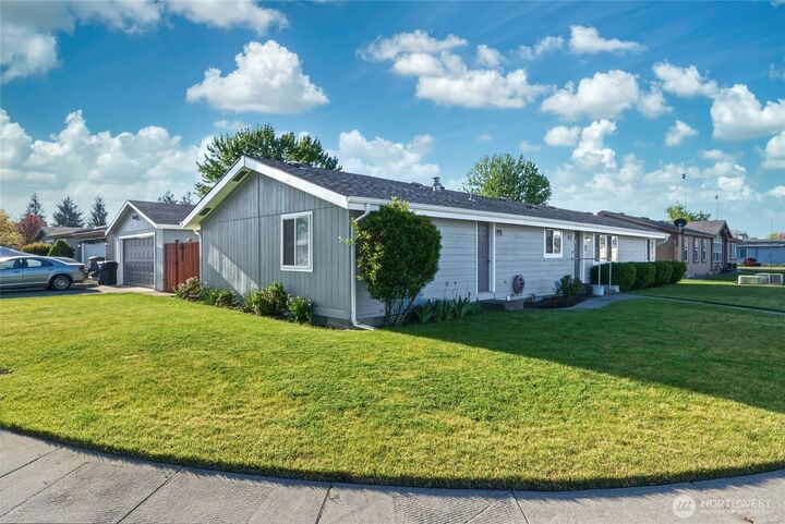 Property Photo:  1655 SE Hickory Court  WA 99324 