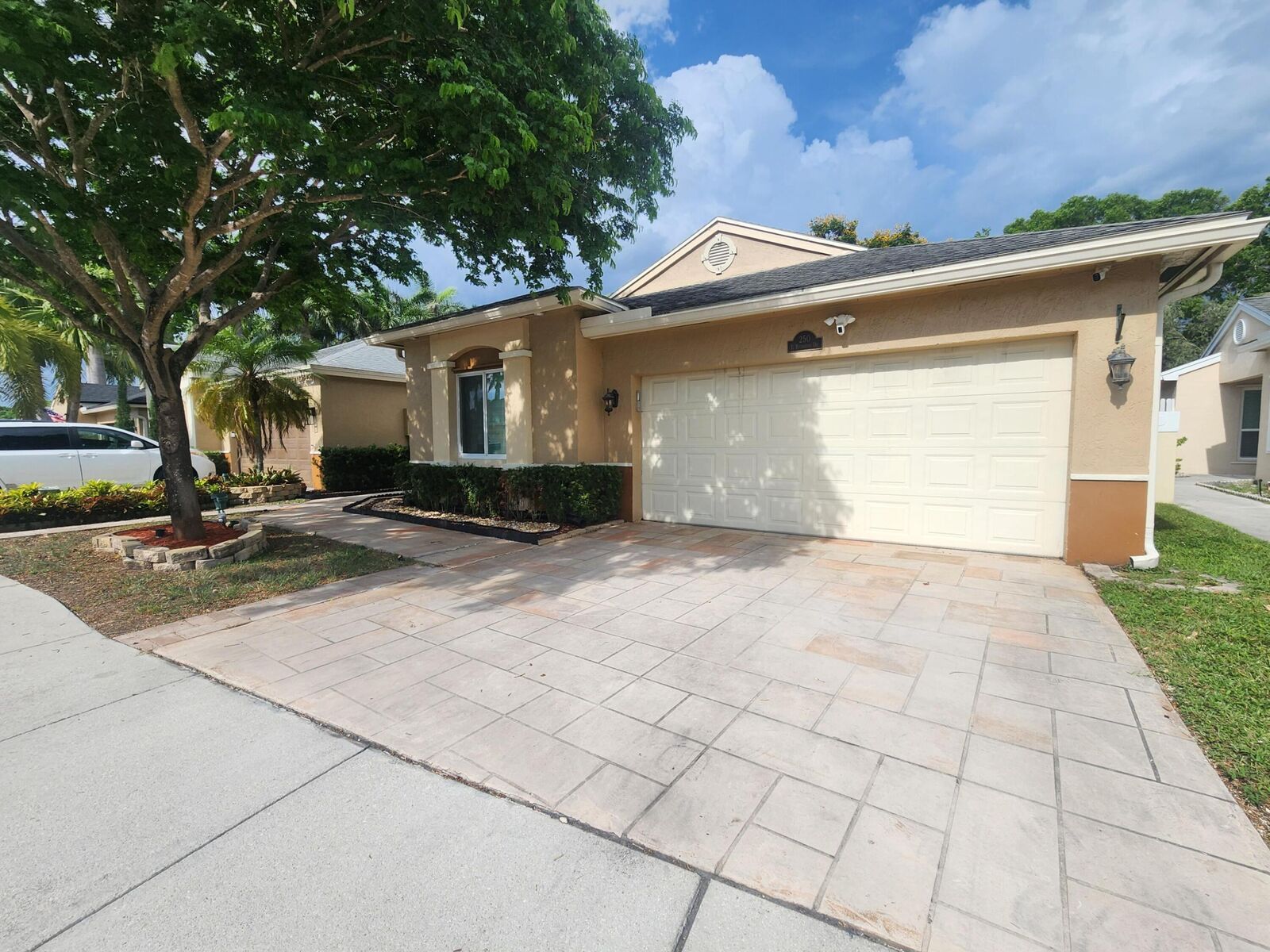 Property Photo:  250 E Riverbend Drive  FL 33326 