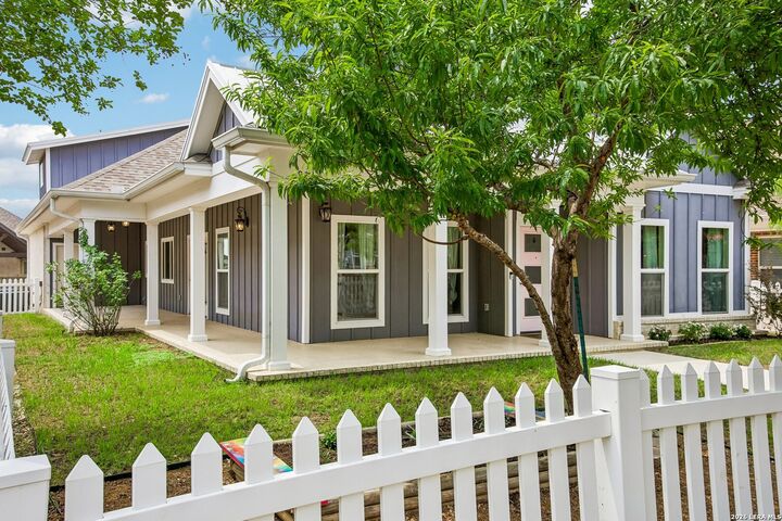 Property Photo:  923 Hudson Ln  TX 78130 