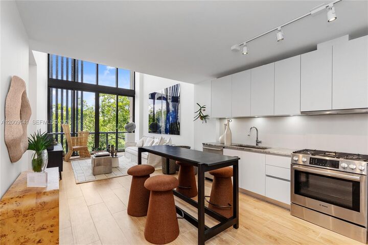 Property Photo:  3034 Oak Avenue Lph3  FL 33133 