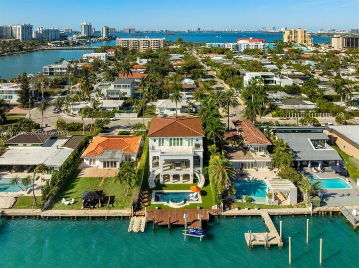 Property Photo:  1460 S Treasure Dr  FL 33141 