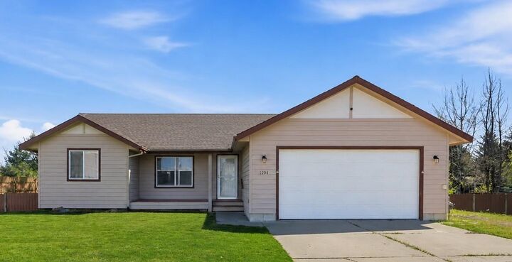 Property Photo:  1204 E 6th St  WA 99006 