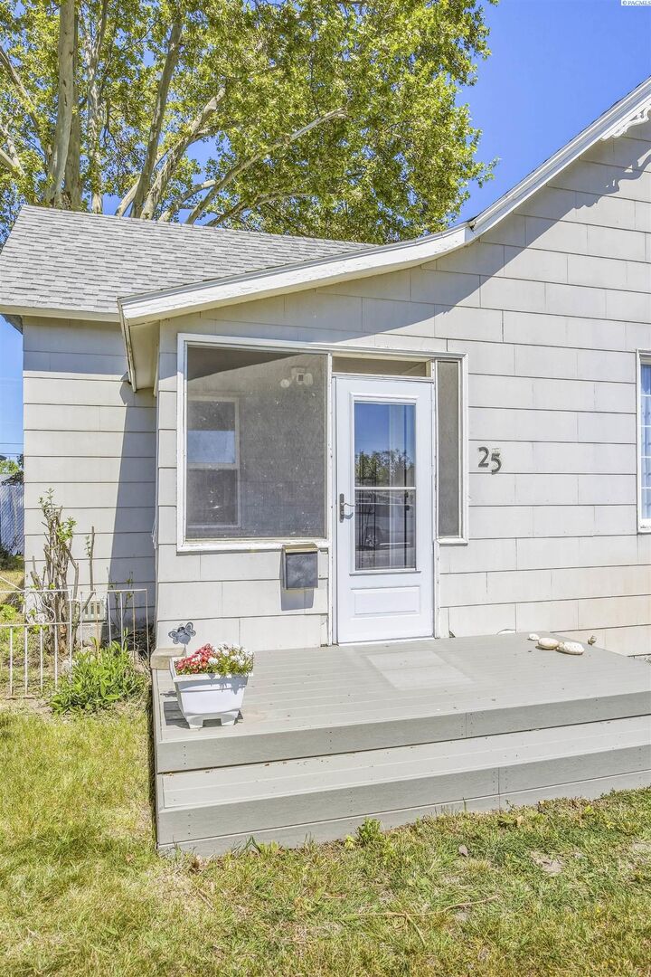 Property Photo:  25 E 3rd Ave  WA 99336 
