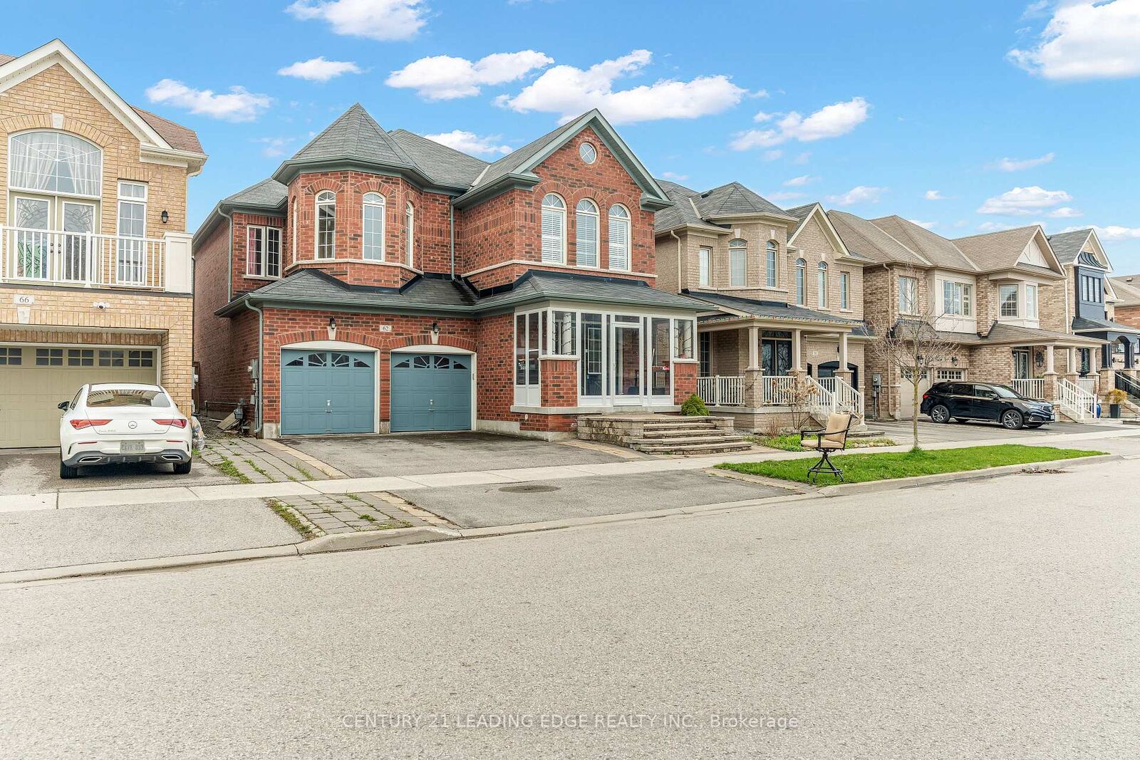 Photo de la propriété:  62 Creekland Avenue  ON L4A 1X4 