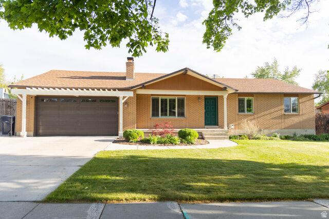 Property Photo:  218 E Golden Willow Cir  UT 84070 