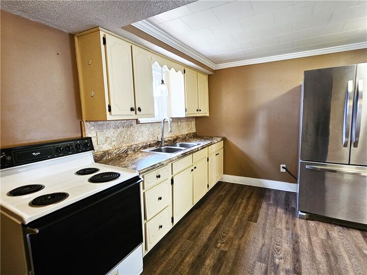 Property Photo: 10 Eggers Ave PA 15012