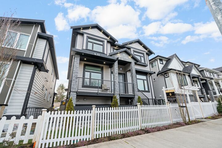 Photo de la propriété:  7133 206 Street  BC V2Y 3J9 