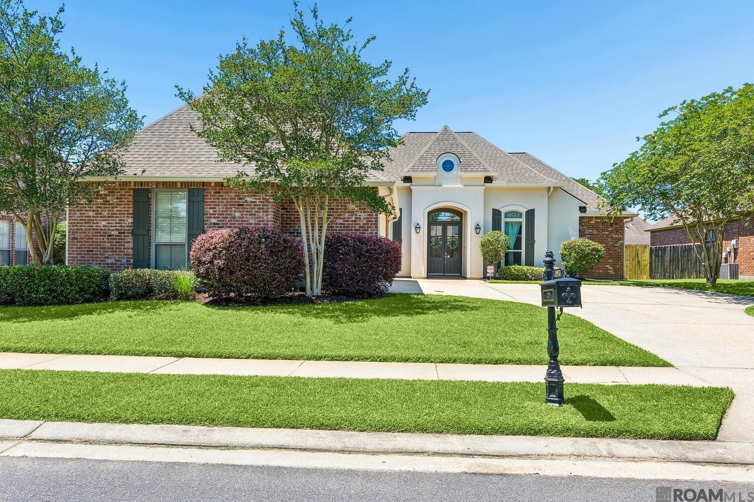 Property Photo:  8910 Glenfield Dr  LA 70809 