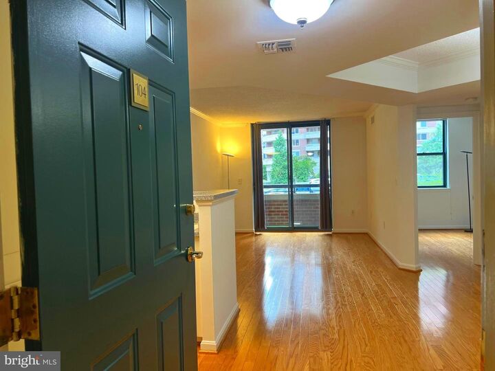 Property Photo:  3835 9th Street N 104W  VA 22203 