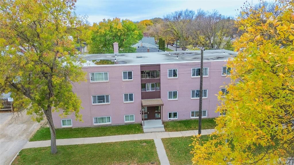 Photo de la propriété: 303 Leola Street MB R2C 1H4